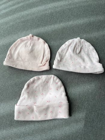Lot 3 bonnets