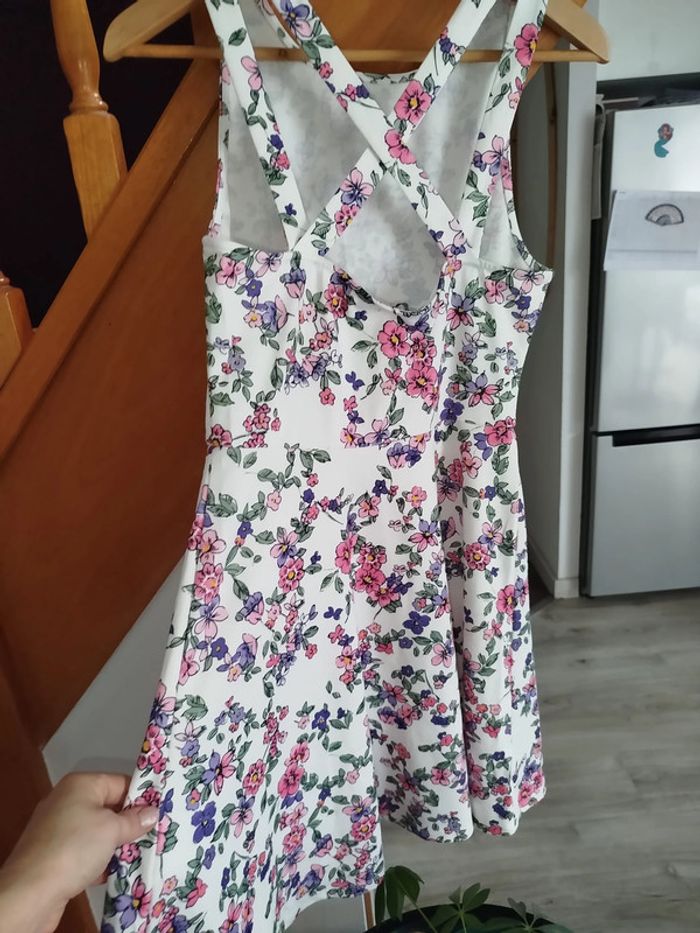Robe 👗👗 blanche fleuri - photo numéro 2