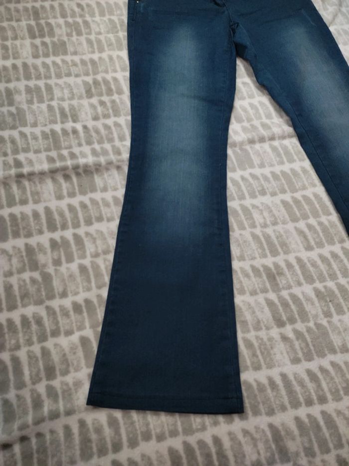 Pantalon jeans pattes d'éléphant évasé bleu effet délavé Camaïeu taille 38 - photo numéro 2