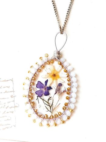 Magnifique collier avec médaillon résine