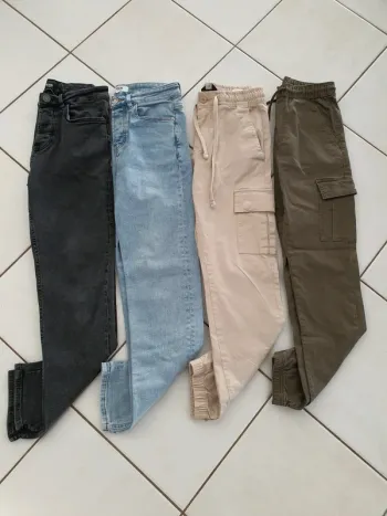 Lot de 4 jeans/ pantalons en excellent état 
XS ( taille 34 )