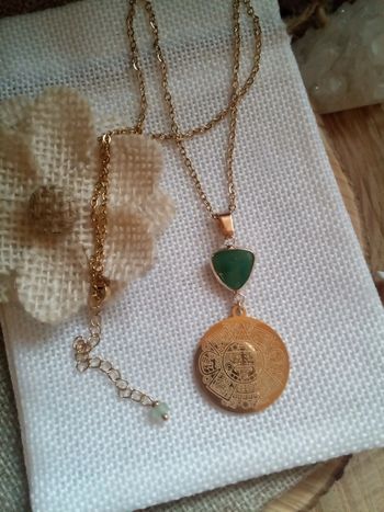 Collier médaillon amulette Maya et pierre verte aventurine