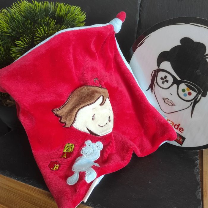 doudou plat rouge bleu société générale garcon enfant ours cubes junior