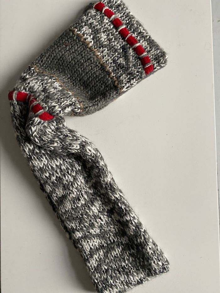 Écharpe en mailles doublée de polaire grise blanche et rouge