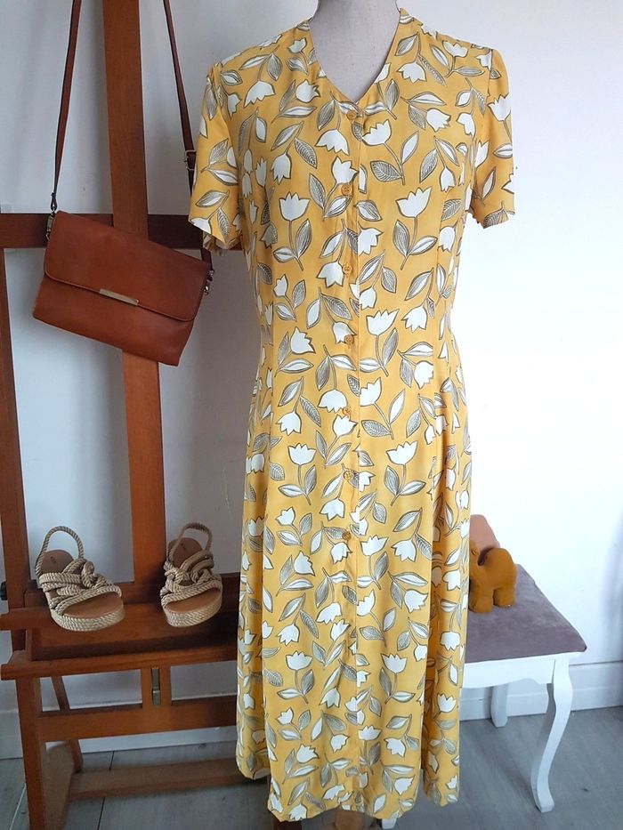 Robe jaune à fleurs vertes et blanc cassé. Claude D'Alban. T46 plutôt 42, 51cm aisselles haut 103cm.