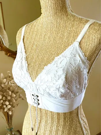 sublime Bralette blanche dentelle corsage devant neuf style feminin romantique