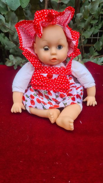 Petite poupée baigneur vêtu cerises