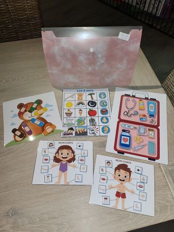 Jeux plastifiés et scratchés façon montessori