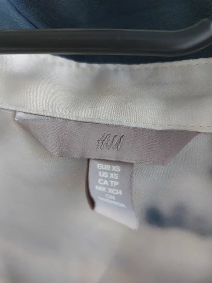 Chemise H&M – XS – Blanc, motifs bleus – État : Excellent - photo numéro 4