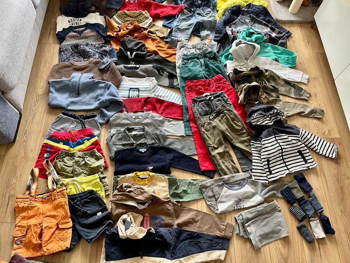 Lot complet de 113 vêtements garçon taille 3/4 ans