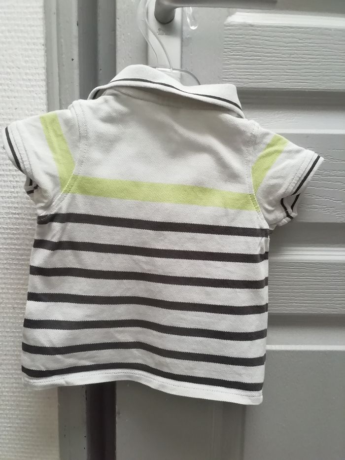 Vends polo garçon blanc rayé gris et vert avec motif sur le devant - photo numéro 4