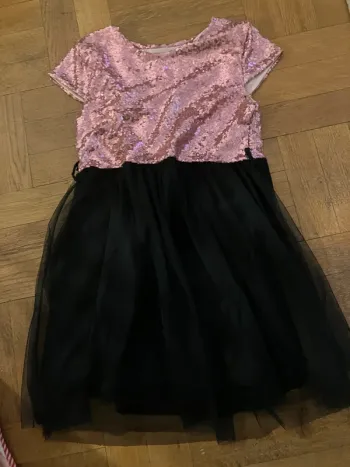 Robe pailletée rose avec volants en tulle