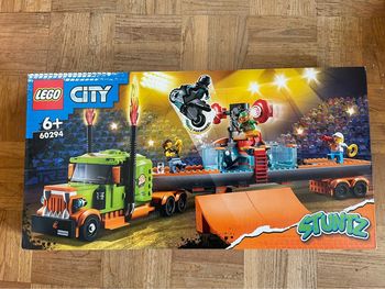 Boîte lego City 60294 Le camion de spectacle des Cascadeurs Neuve
