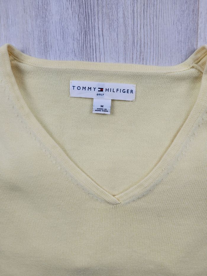 Pull  Tommy Hilfiger jaune – col V – taille M  – Très bon état - photo numéro 2