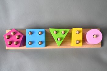Goki jeu de tri - couleurs et formes géométriques - wooden Montessori style toy - Goki vormenpuzzel