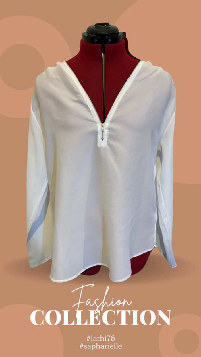 Longue blouse blanche à manches longues, décolleté en V