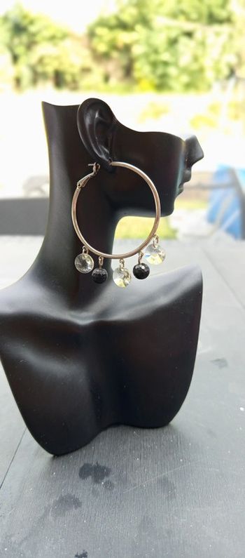 Boucles d'oreille créoles et breloque femme