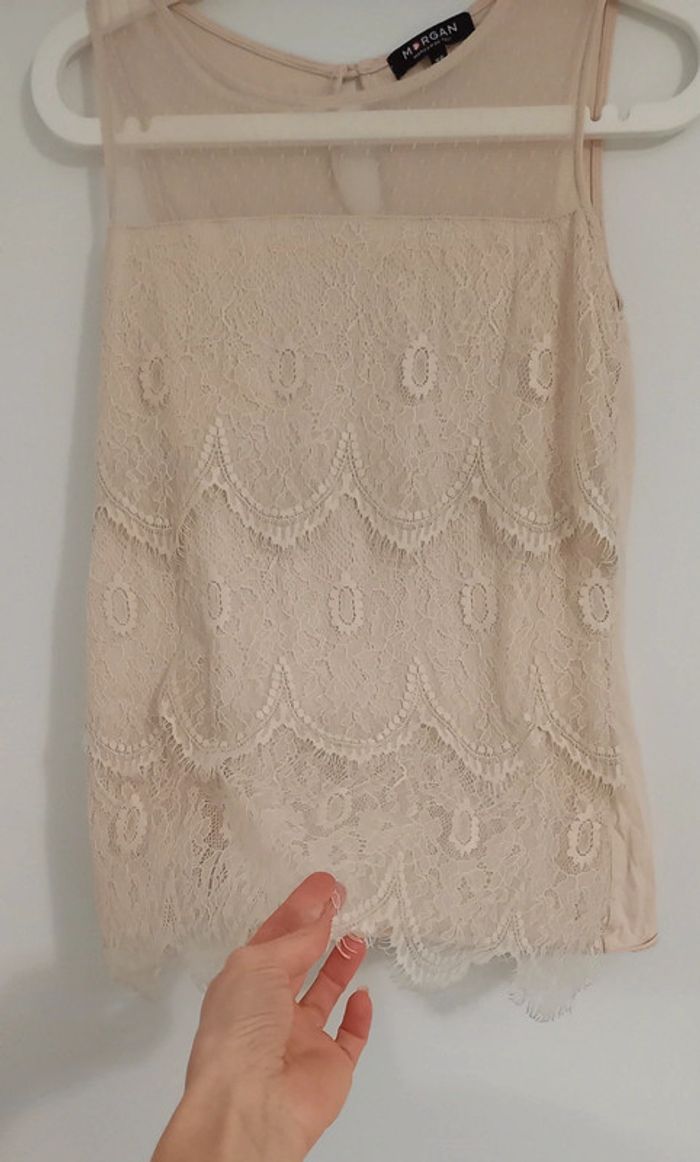 Top en dentelle beige rose poudrée