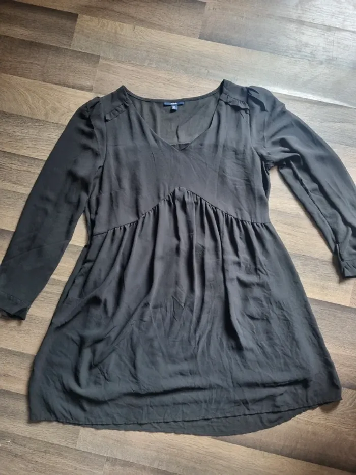 Robe fluide noire avec jupon et boutons aux manches. Femme. Taille 40. Kiabi. TBE