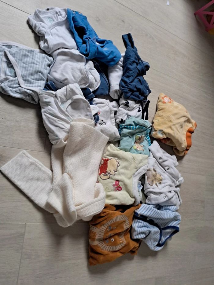 Lot vetement naissance + 1 mois + couche