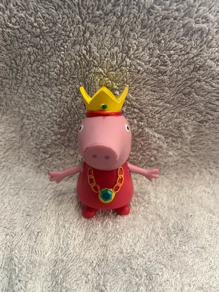Figurine Peppa Pig avec une couronne