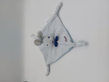 Doudou plat lapin bleu PICOT blanc nœud bleu 4 nouettes