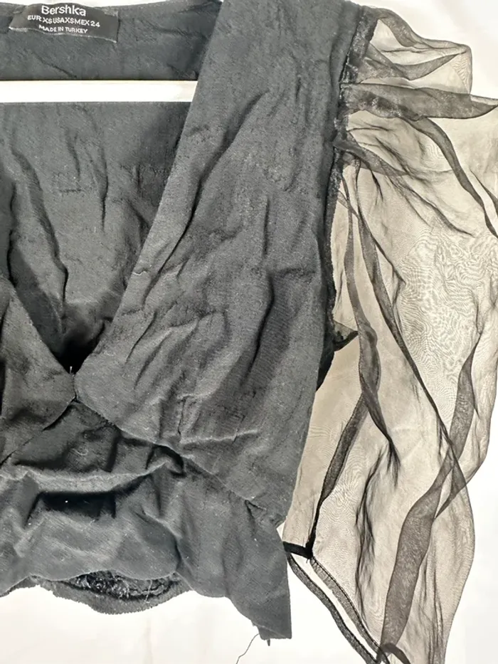 Haut noir Bershka – Chic & tendance avec manches bouffantes transparentes - photo numéro 2