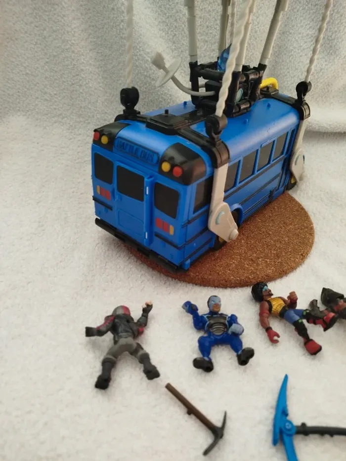 Bus Fortnite et personnages - photo numéro 6