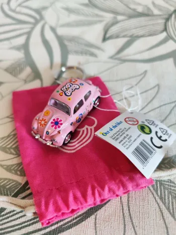 Porte-clés voiture coccinelle de volkswagen rose design 70s peace an love