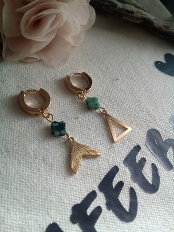 Boucles d'oreilles bohèmes trèfle en turquoise africaine, triangle et queue de baleine
