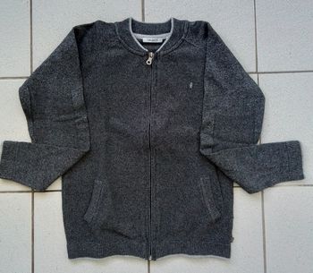 Gilet fin zippé gris. 10ans