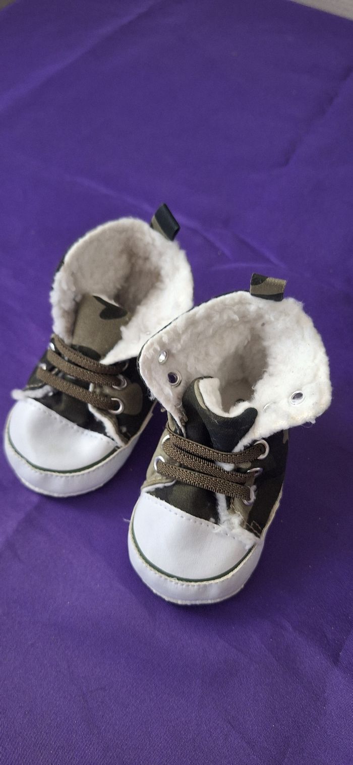Petites chaussures kaki,style converse ,taille 18/19 - photo numéro 2