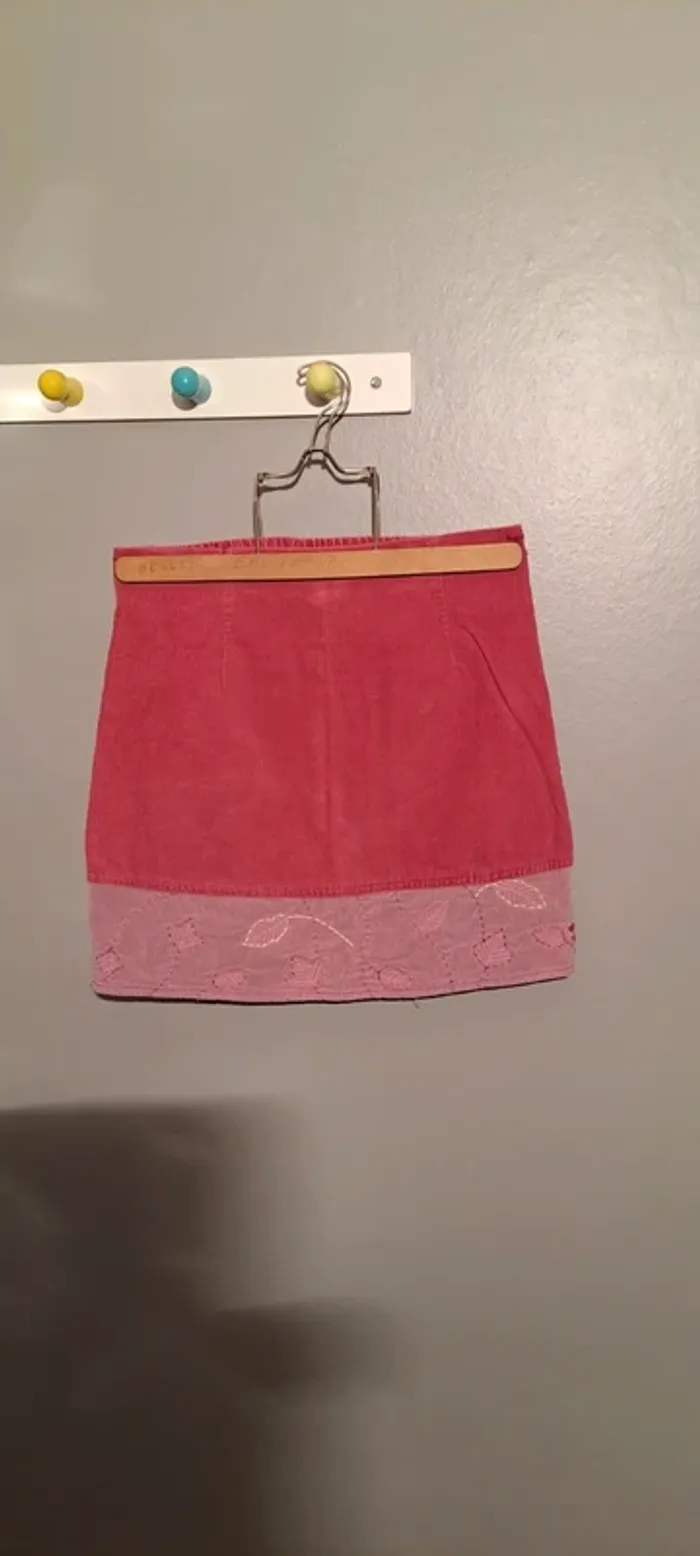 Jupe rose fushia - Marque DPAM - Taille 10 ans - État satisfaisant.