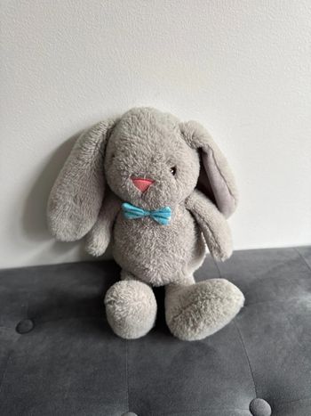 Très jolie peluche lapin ou grise très bon état