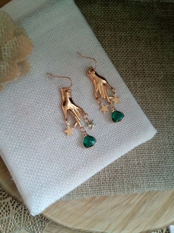 Boucles d'oreilles mains et pendentif en verre
