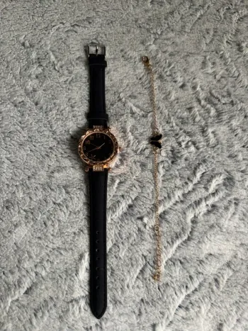 Jolie montre noire avec bracelet papillon