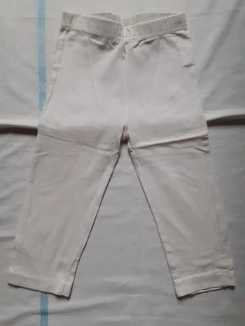 Legging blanc motif au bas du legging