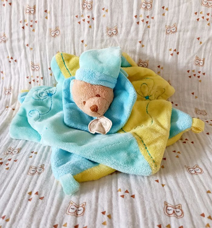 Doudou ours Baby Nat bleu jaune bonnet