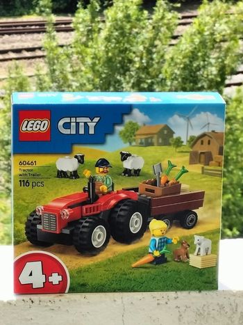 Lego city le tracteur agricole rouge avec remorque et moutons