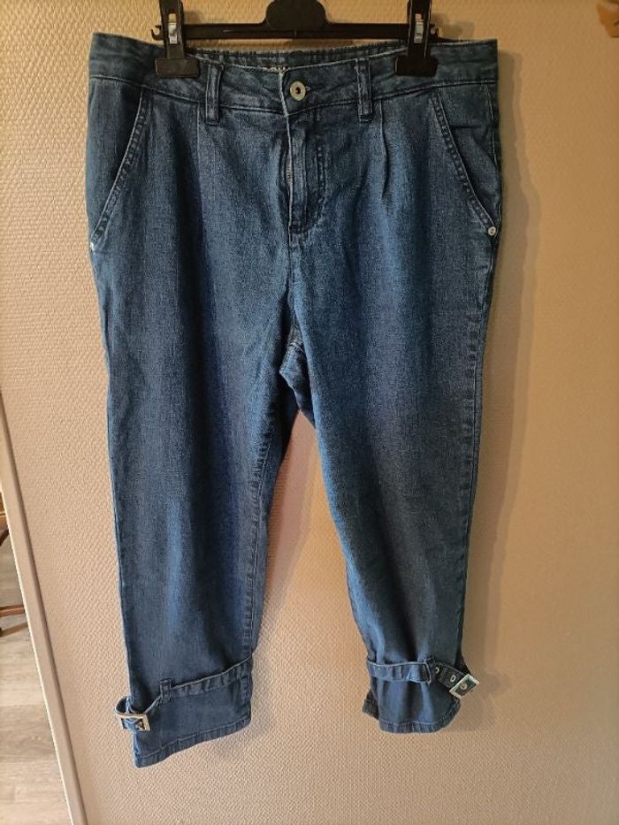 Jeans 3/4 pantacourt avec ceinture dans le bas des jambes