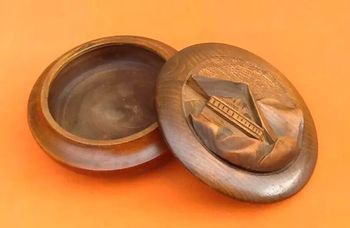 Années 1950 Boite ronde en bois sculpté, décor Chalet Chauffailles (Saône-et-Loire)