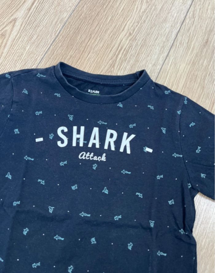 Teeshirt Kiabi bleu marine Shark attack - photo numéro 2