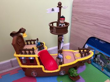 Beateau pirate avec figurine 
