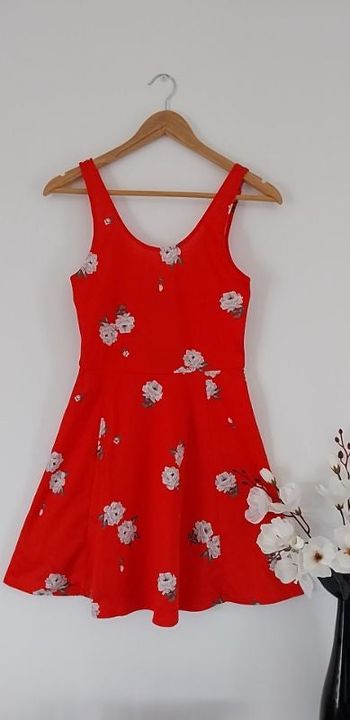 Jolie robe rouge fleurie