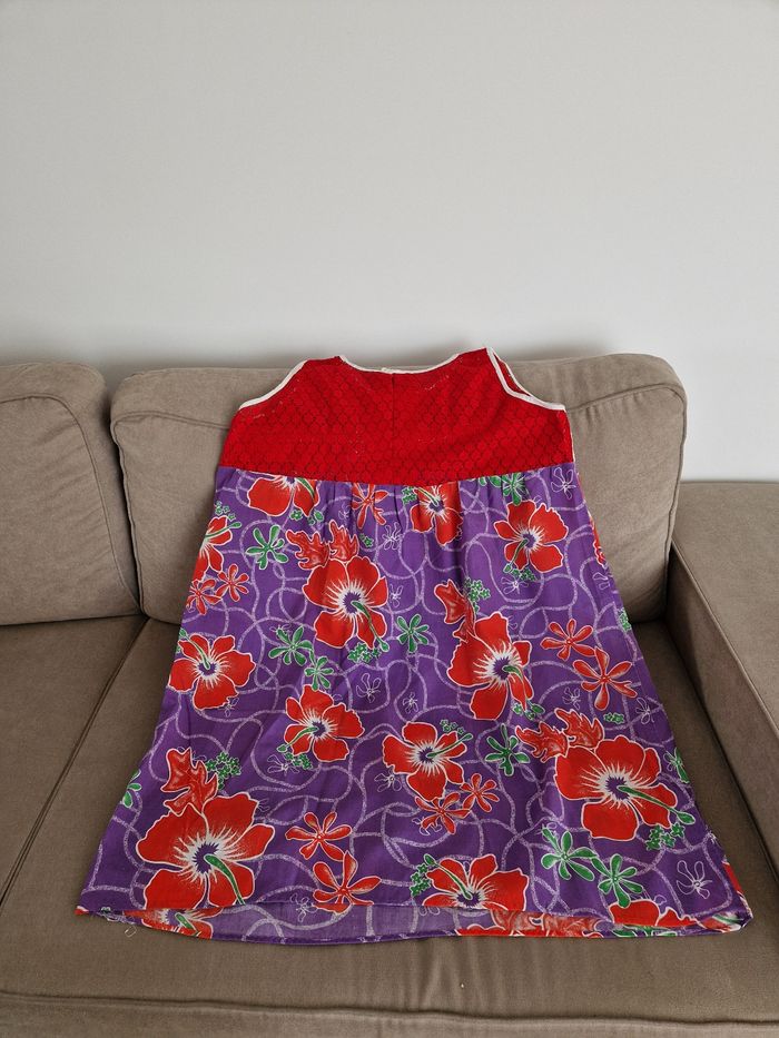 Robe polynésienne violette à motif fleurs à détail dentelle - photo numéro 9