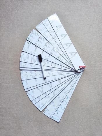 Carnet de 27 cartes pour apprendre à tracer les lettre de l'alphabet Montessori