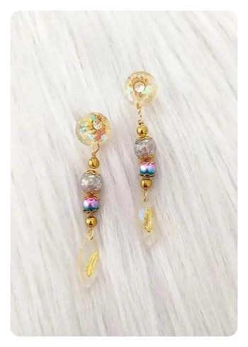 Boucles d'oreilles pendantes brillantes motif plume en résine époxy irisée anti-allergies