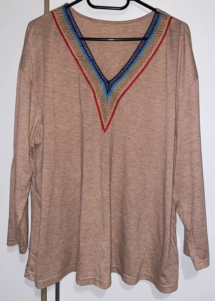 Pull beige col V coloré - photo numéro 3