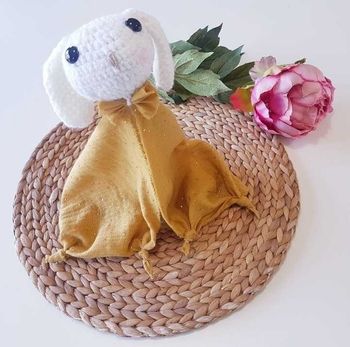 Jouet peluche doudou mouchoir animaux lapin fait main crochet gaze de coton à pois dorés bébé naissance