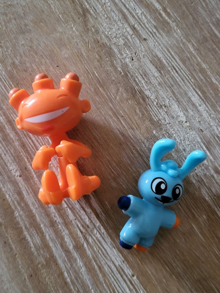 Lot de 2 figurines Kinder bonhomme et lapin crayon